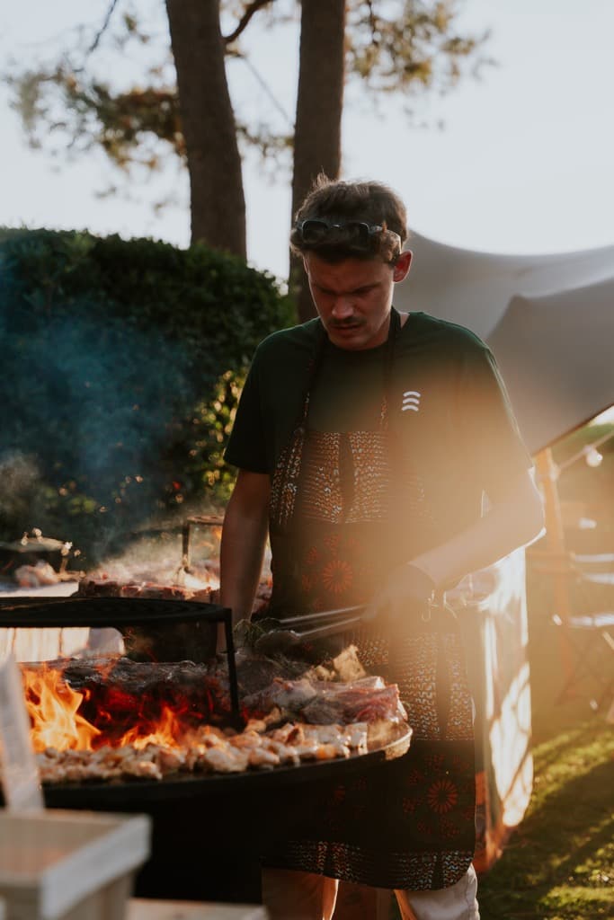 Chef Louis préparant un barbecue en plein air